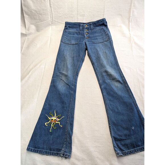 Lee Denim - 70s Hippie Boho Women’s Lee Bell Bottom Jeans Smokey Bear Patch Embroidered